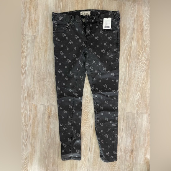 NWR Free People Low Rise Ditzy Floral Print Straight Leg Jeans size 26 - Picture 1 of 3